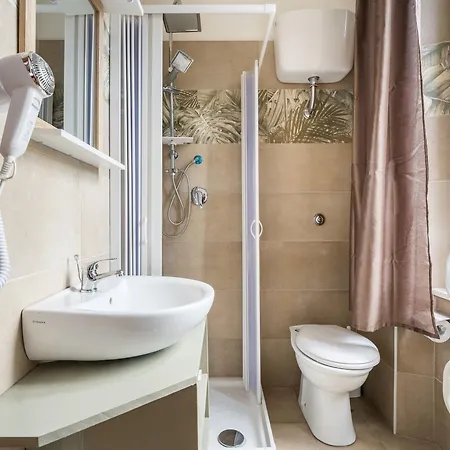 Guest house Piramide 3*