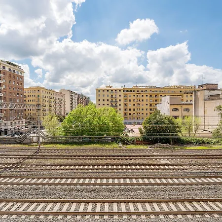 Piramide 招待所 3*